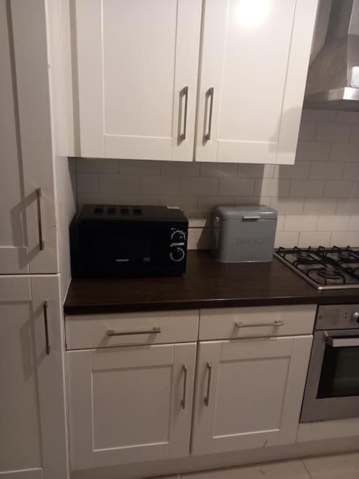 Modern 2-Bedroom City Apartment With Free Parking Belfast Eksteriør billede