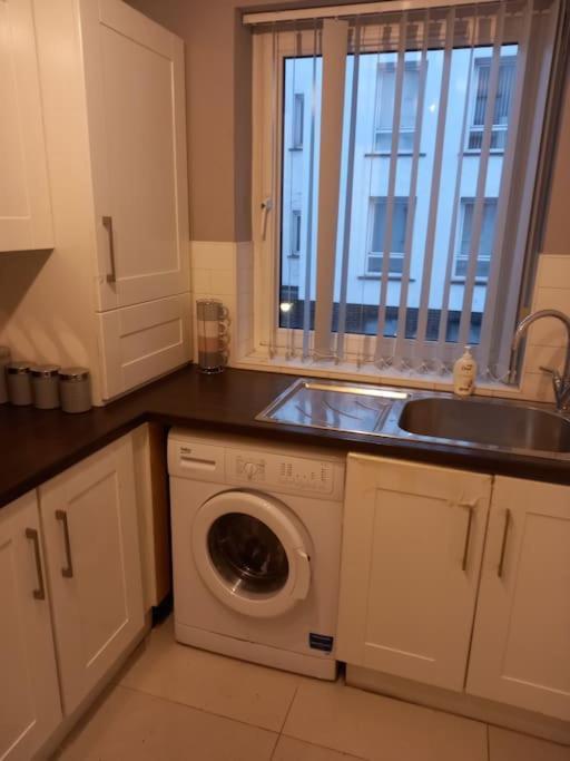 Modern 2-Bedroom City Apartment With Free Parking Belfast Eksteriør billede