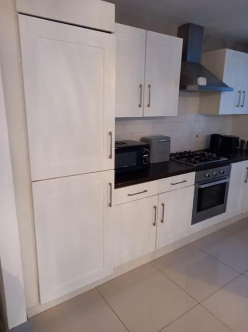 Modern 2-Bedroom City Apartment With Free Parking Belfast Eksteriør billede