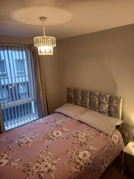 Modern 2-Bedroom City Apartment With Free Parking Belfast Eksteriør billede